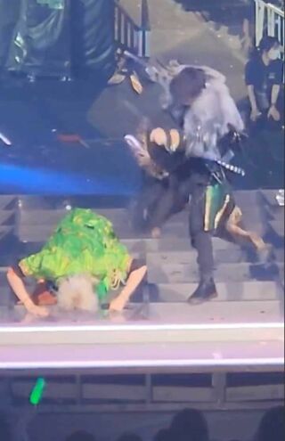 “自撮りファンサ”による炎上騒動を受けてか、ファンに土下座する『HiHi Jets』猪狩蒼弥とそれを踏みつけるフリをする『Aぇ! group』佐野晶哉（ツイッターより）