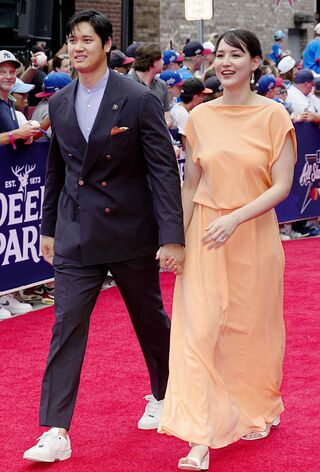 2025年7月16日（日本時間）、手をつないでレッドカーペットを歩く大谷翔平と真美子さん（共同通信社）