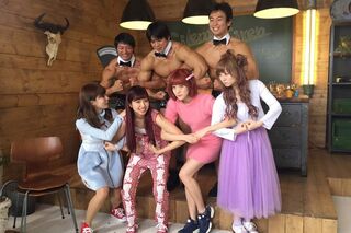 『SILENT SIREN』がMVで共演したマッチョ3人と記念写真（梅村妃奈子の公式ブログより）