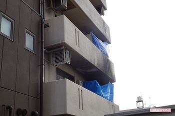 殺害現場となったマンション。容疑者の住んでいた2階の部屋は黒くこげた跡が