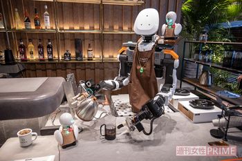 店内にはバリスタロボットがコーヒーを淹れて客に差し出す姿も。肩の上のオリヒメ、左下のカウンターにいるオリヒメのパイロット同士が会話しながら連携して接客を行っていた　撮影／齋藤周造