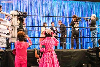 オフィシャルカメラマンのペーパー夫妻　撮影／矢島泰輔