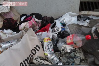 容疑者宅の周囲はゴミだらけで足の踏み場が……