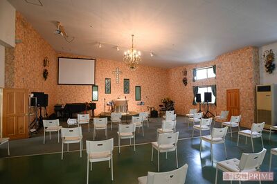 広々とした礼拝堂には、コロナ禍ということもありいすが間隔をあけて並ぶ。主日礼拝の日は多くの人が集まる（撮影／渡邉智裕）