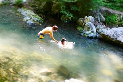 川での水難事故が起こりやすいのは「7月〜8月の午後」の「河川構造物付近」、年代別では大人の事故が最多と…