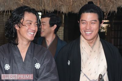 『西郷どん』に小栗旬ら新キャスト　鈴木亮平も「すごく色気がムンムン」と興奮