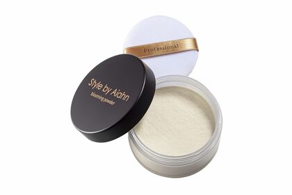 スタイル　バイ　アイアン　ブルーシングパウダー。韓国のアイドルや俳優らが愛用しているブランドのフェイスパウダー（ラオックス株式会社提供）