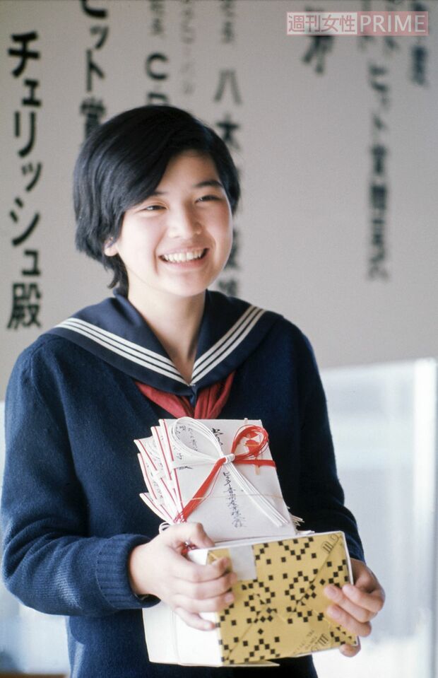 『わたしの青い鳥』でビクターヒット賞を受賞。たくさんの祝儀袋と記念品にはにかみ笑顔（‘74年撮影）