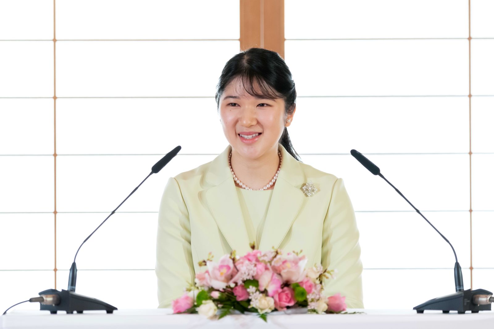 2022年、成年皇族として初めて記者会見に臨まれた愛子さま。ユーモアを交えつつ堂々とした受け答えには、成人としての貫禄がにじんだ。若草色のツーピースは場に優しい彩りを添えながらも、知的な明るさと大人の品格を自然にまとわれていた　写真／宮内庁提供