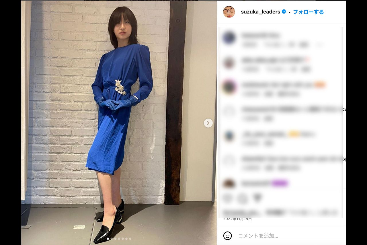 山口百恵風の衣装を着た『新しい学校のリーダーズ』のSUZUKA（公式インスタグラムより）