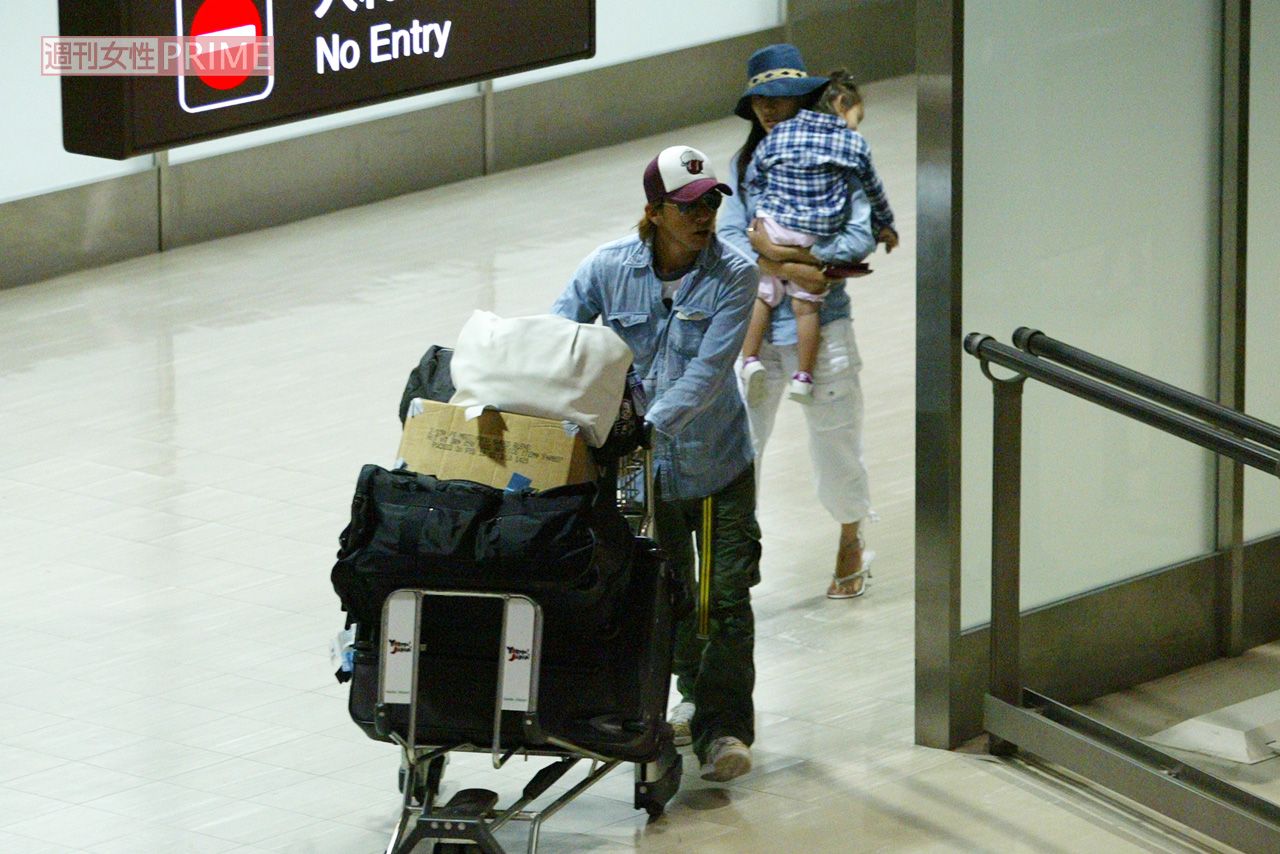 2004年4月、ハワイから帰国した木村拓哉と工藤静香