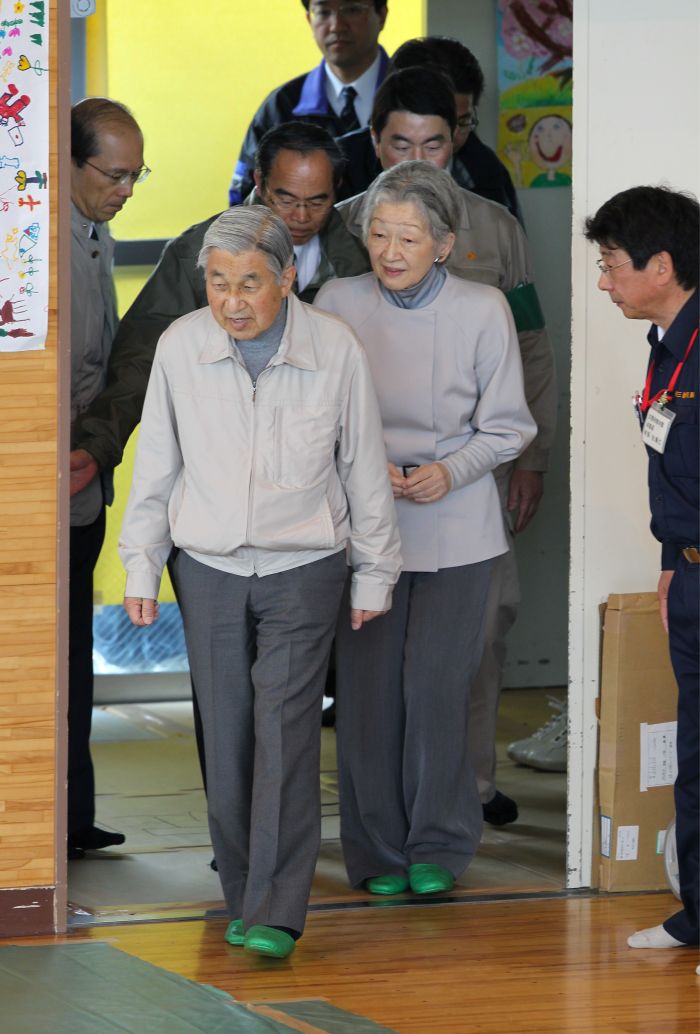 '11年4月　自衛隊機で宮城県に入られた両陛下は、南三陸町の避難所へ。「お身体はいかがですか」と身を寄せる一人ひとりにお言葉をかけられた