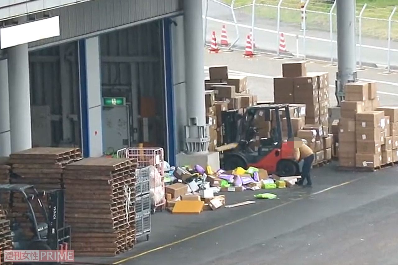 関西国際空港に届いた荷物を投げて、乱雑に仕分けをしていた（SNSより）