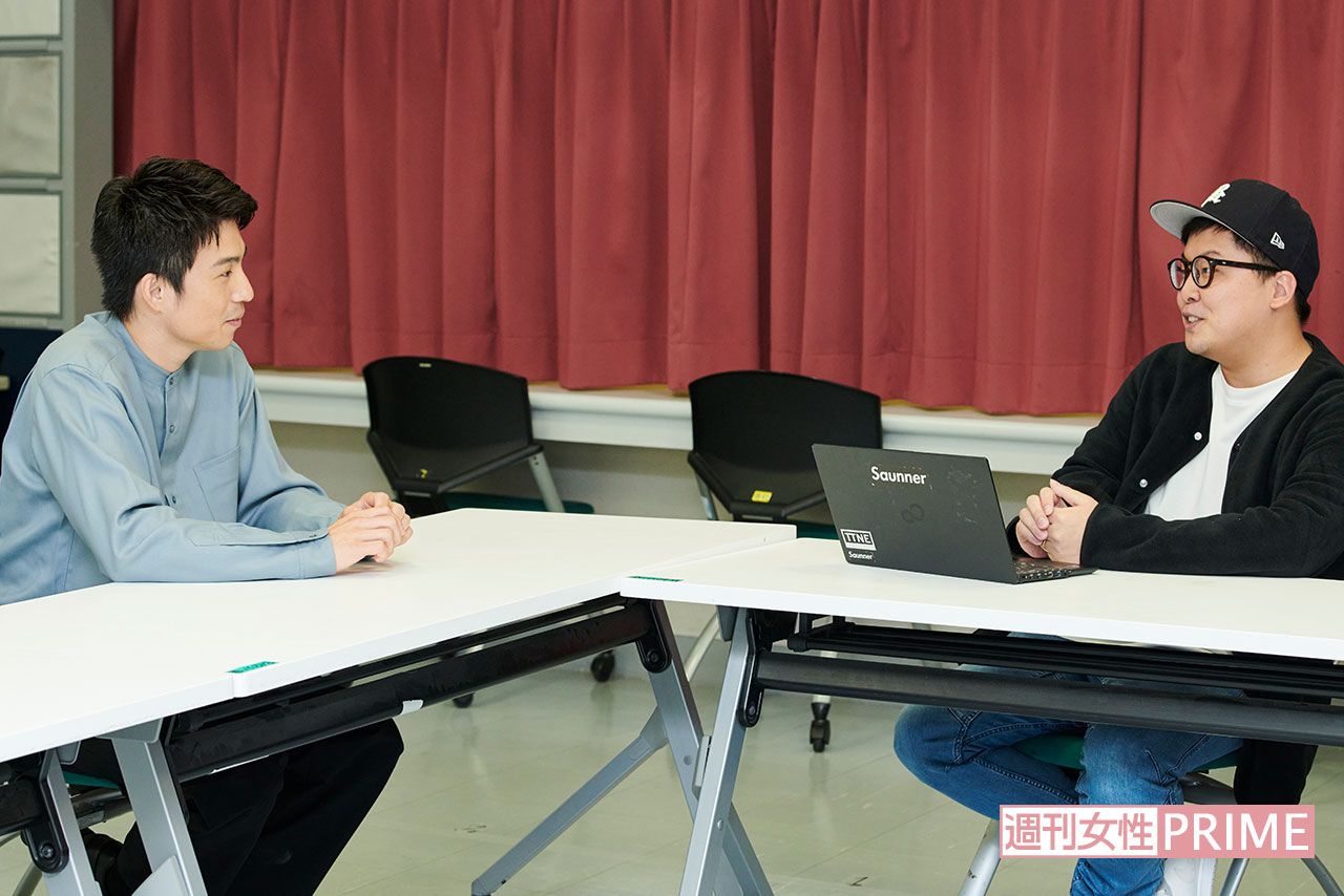 対談する中尾明慶と澤井直人