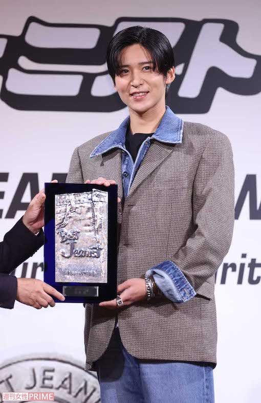 『第41回ベストジーニスト2024』の「一般選出部門」を受賞したSnow Manの目黒蓮