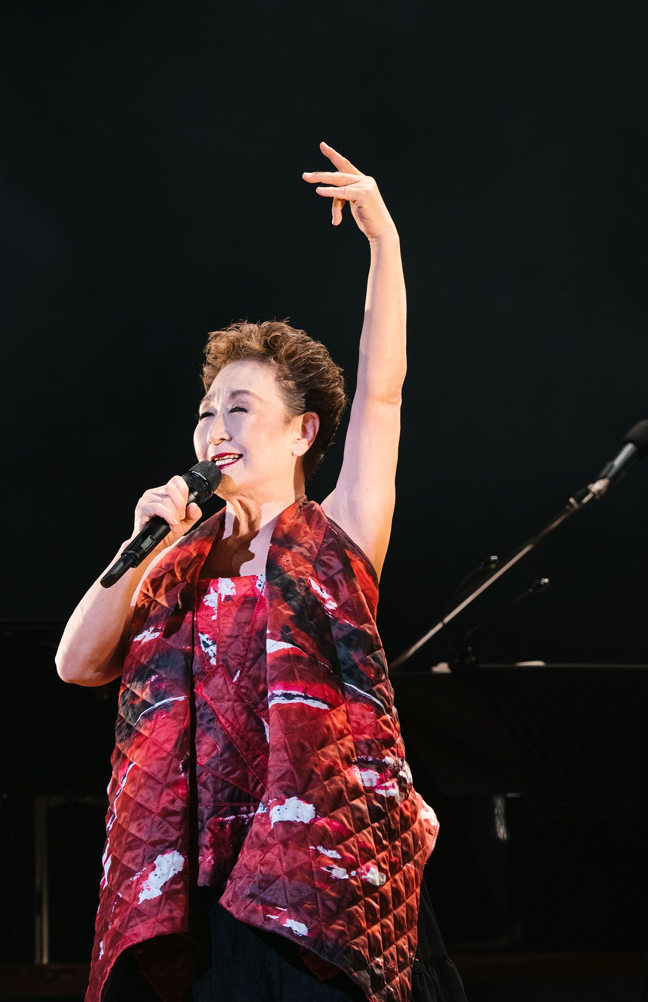 ステージに現れた加藤は、圧巻の歌声を響かせた。そして笑顔で「今日は“一緒に歌ってね”って言っちゃいけないって言われてるんです（笑）」撮影／山本倫子