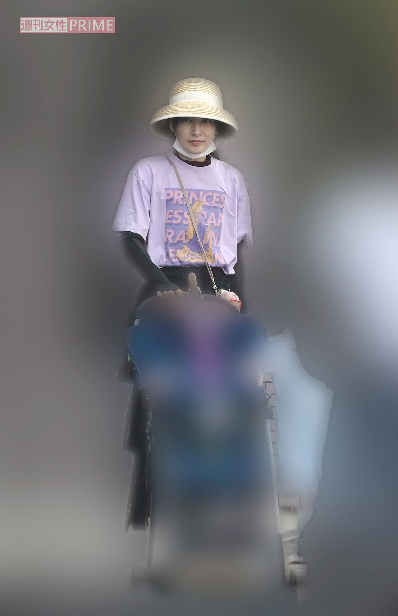 熊田曜子。周囲の話によれば、騒動で仕事が激減したためなのか、よく近所の公園にいるとのこと