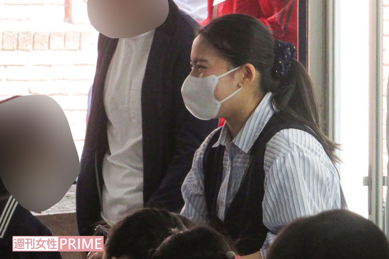 オール学習院の集いで『おたのしみ縁日』で知人女性と談笑する守谷絢子さん。マスク越しにも伝わる満面の笑み