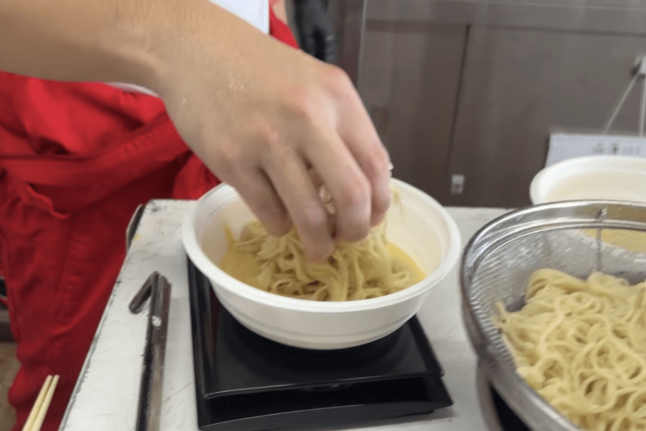 冷やしとうもろこし蟹ラーメンを作るこめお（公式YouTubeより）