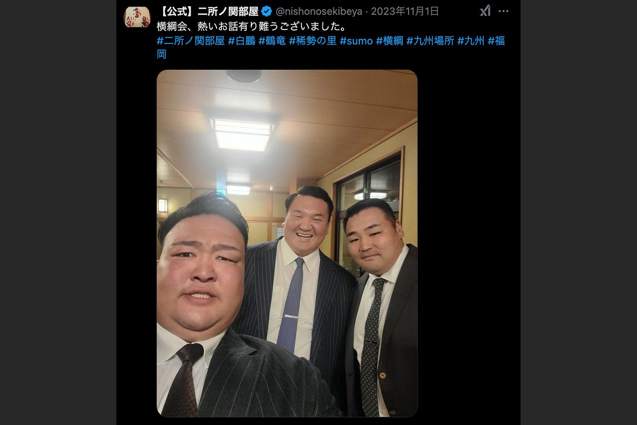 笑顔を寄せる二所ノ関親方、宮城野親方、元鶴竜こと音羽山親方（二所ノ関部屋公式Xより）