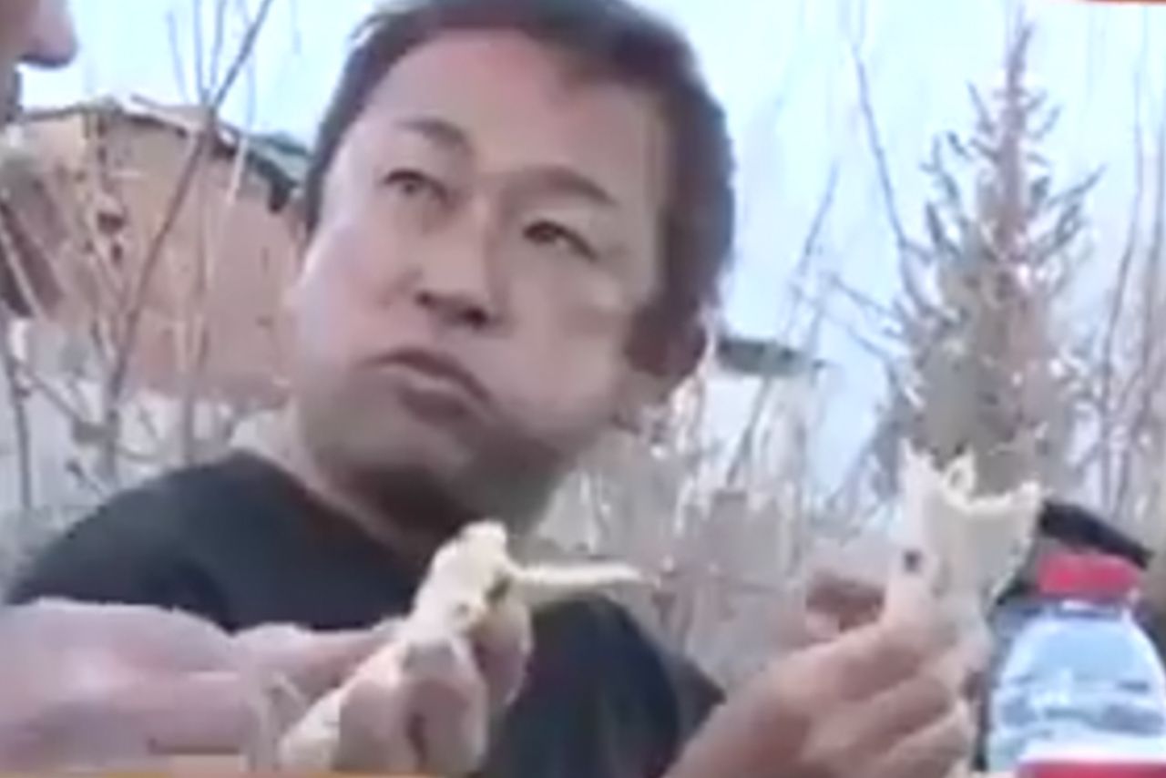 食糧が行き届かない被災地トルコで、食事を楽しむガーシー議員（FNNプライムオンラインより）