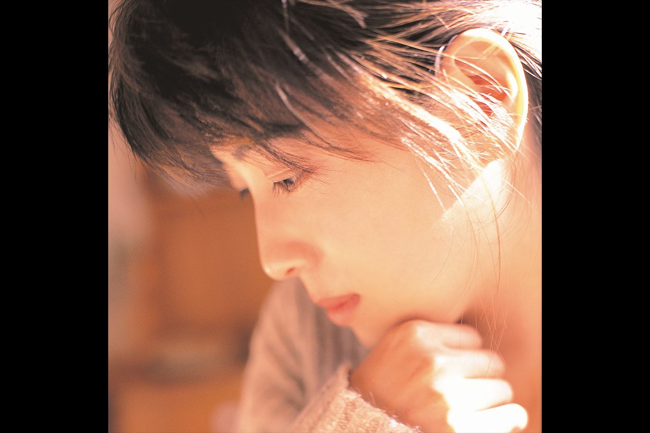 自然光に見えて実は真夜中にハウススタジオで撮影（'97年ごろ）した初公開ショット。「忙しくて夜しか撮影時間がなかった。窓すべてにライトを立てたので外から見たら異様な光景だったと思います（笑）」（アートディレクターの鈴木謙一さん）