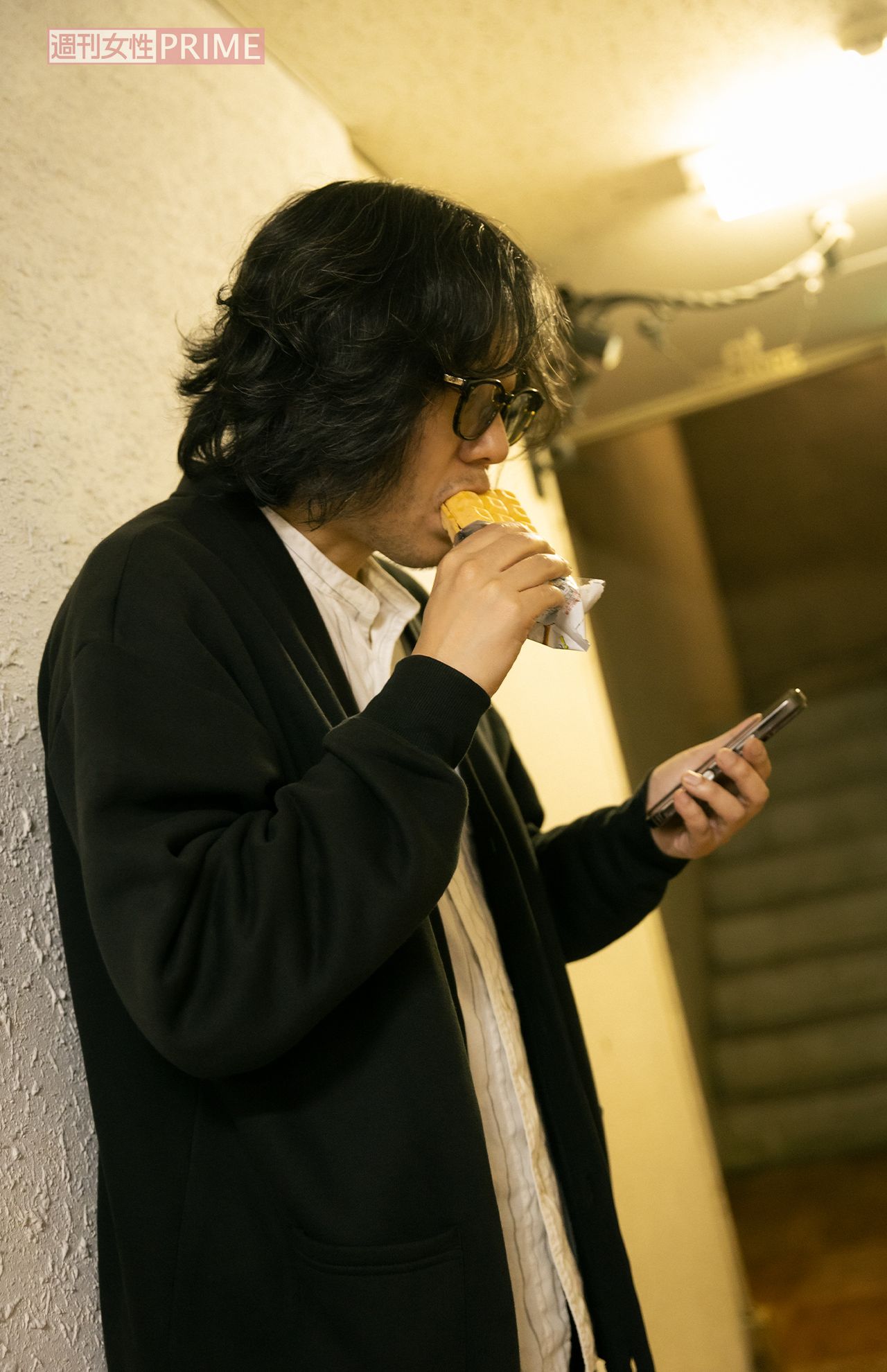 燃え殻『有名になってどうするの？』より　電話越しで一緒に食べた深夜のチョコモナカジャンボ　撮影／矢島泰輔