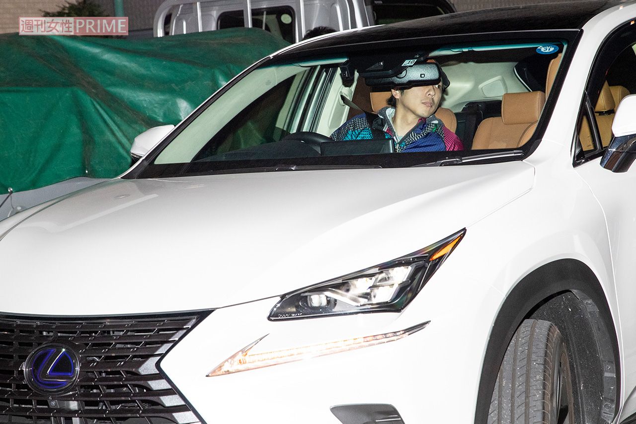 2018年10月、愛車で自宅マンションに帰ってきた二宮和也