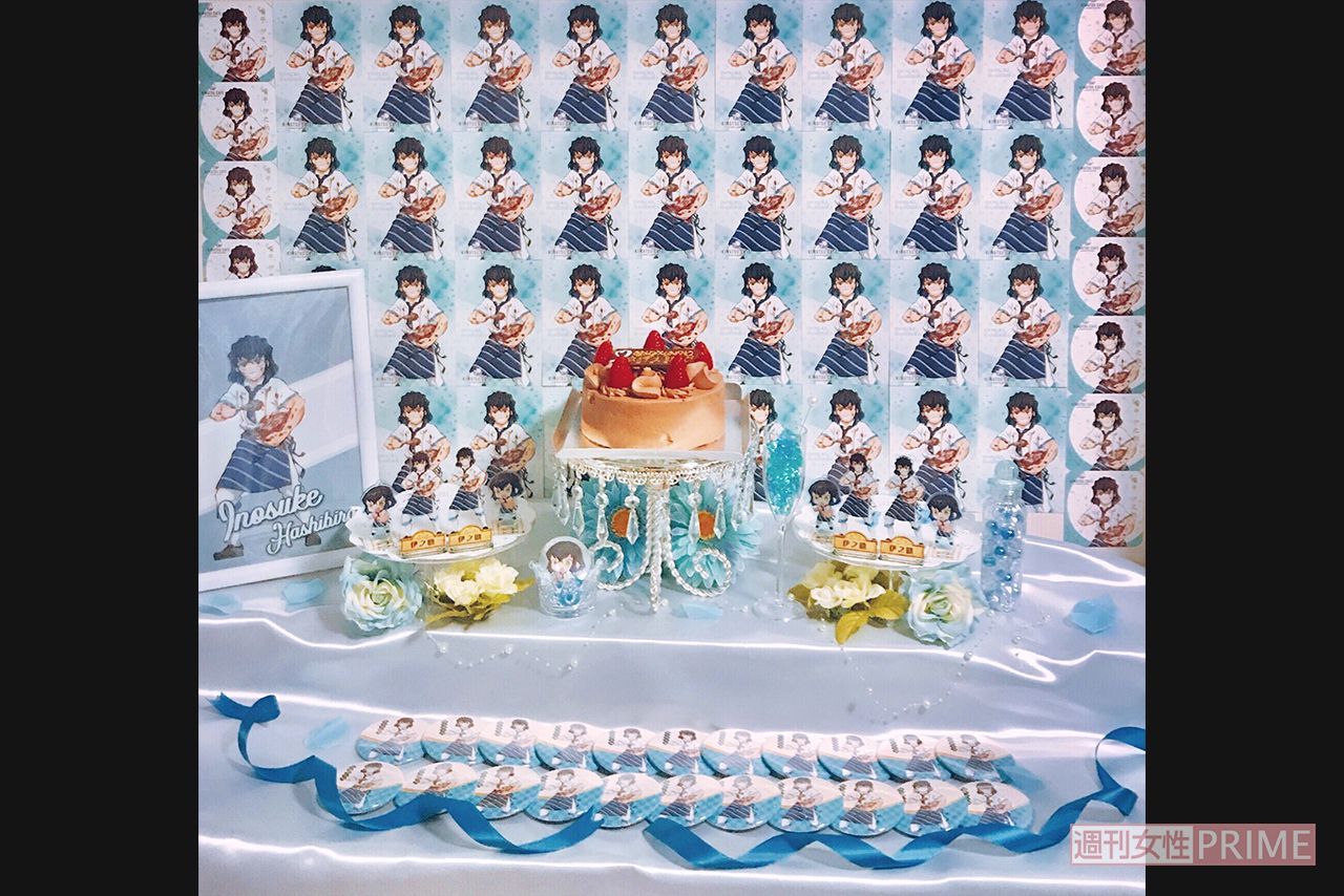 作品の世界観を重視した祭壇から一転、ポップな雰囲気でまとめた青山さんが作成した別バーション