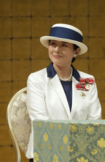 15日の全国赤十字大会では白地に紺色がアクセントのお洋服をお召しに