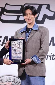 『第41回ベストジーニスト2024』の「一般選出部門」を受賞したSnowManの目黒蓮