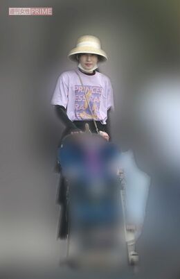 熊田曜子。周囲の話によれば、騒動で仕事が激減したためなのか、よく近所の公園にいるとのこと