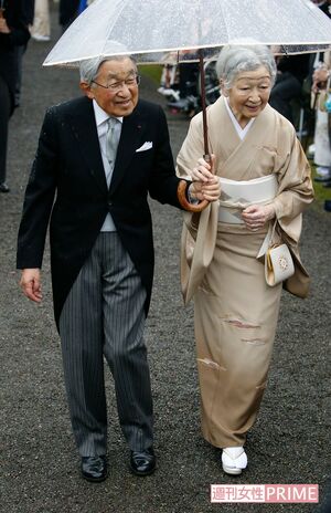 平成30年11月、上皇ご夫妻にとって最後となる園遊会ではあいにくの天気となったが、相合い傘で袖を濡らしながら。