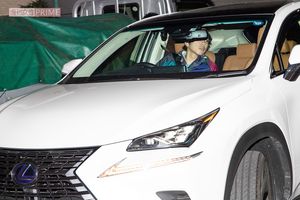 2018年10月、愛車で自宅マンションに帰ってきた二宮和也