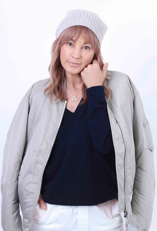 時折、手術した右胸をかばうようにポージングする梅宮アンナ。「こうやって取材や撮影で外出することが気分転換にもなっています。家にいると落ち込んで、泣いちゃったりもして」　撮影／吉岡竜紀