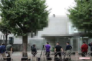 竹内さんが自殺したとみられる現場にかけつけた報道陣（2020年9月27日）