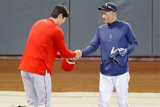 世界に誇る新旧メジャーリーガーそろい踏みは注目の的。イチロー氏は挨拶するため駆け寄る大谷翔平から逃げるちゃめっ気も　写真/共同通信社