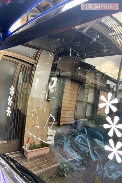 野本容疑者の愛車のリアガラス。政治スローガンをうたったシールはなぜか剥がされている