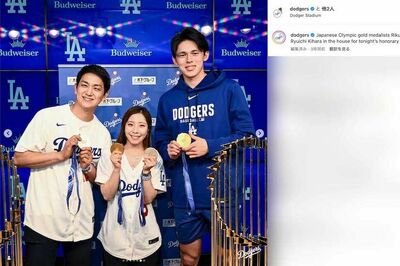 ドジャースvsロッキーズ戦の始球式に登場し、佐々木朗希と記念撮影した“りくりゅうペア”こと三浦璃来と木原龍一（ドジャースの公式インスタグラムより）