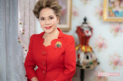 「デコルテまでが顔」という極意を体現すべく、胸元が開いた真っ赤なスーツで臨んだ