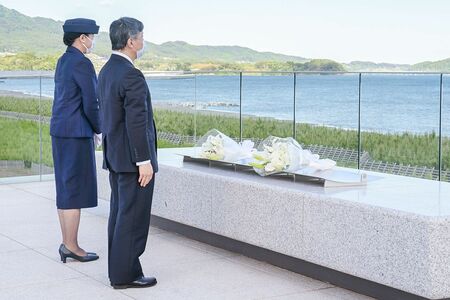 高田松原津波復興祈念公園内、防潮堤の上に設置された『海を望む場』で供花をされた両陛下。花束は白いユリやかすみ草　撮影／JMPA