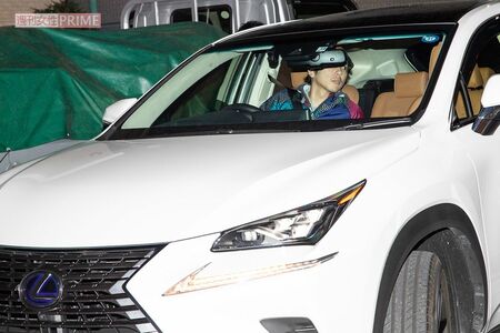 2018年10月、愛車で自宅マンションに帰ってきた二宮和也