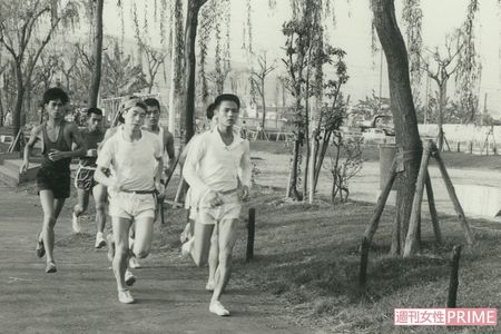 1971年、オニツカ陸上部の同僚と練習に励んだ。先頭の右が三村さん