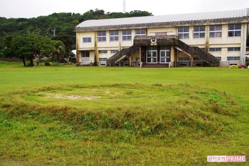 彩豪さんがインスピレーションを受けた旧小野津小にある土俵。現在は草が生えているが、祭りなどのイベントでは土俵を囲うことも（撮影協力／吉内夏美さん）