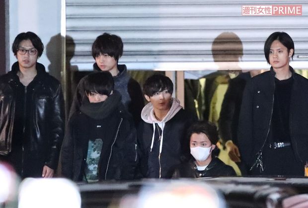 左から高木雄也・伊野尾慧・有岡大貴・山田涼介・大野智(嵐)・岡本圭人（2018年元旦初詣）