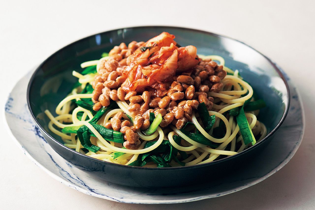 納豆キムチとにらのパスタ　写真／鈴木泰介