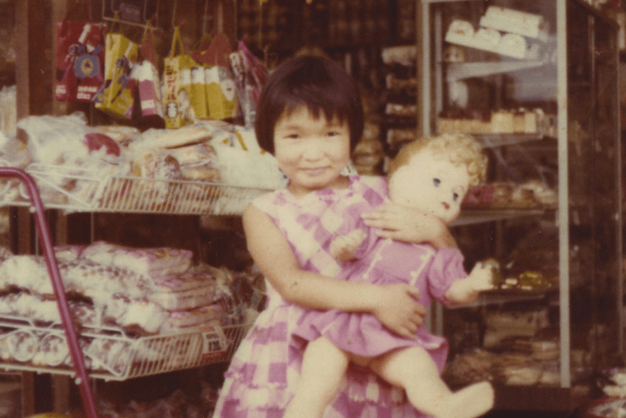 5歳のとき、飛騨高山にある実家・清水商店の前で。さまざまな音楽に触れ始めていたころ