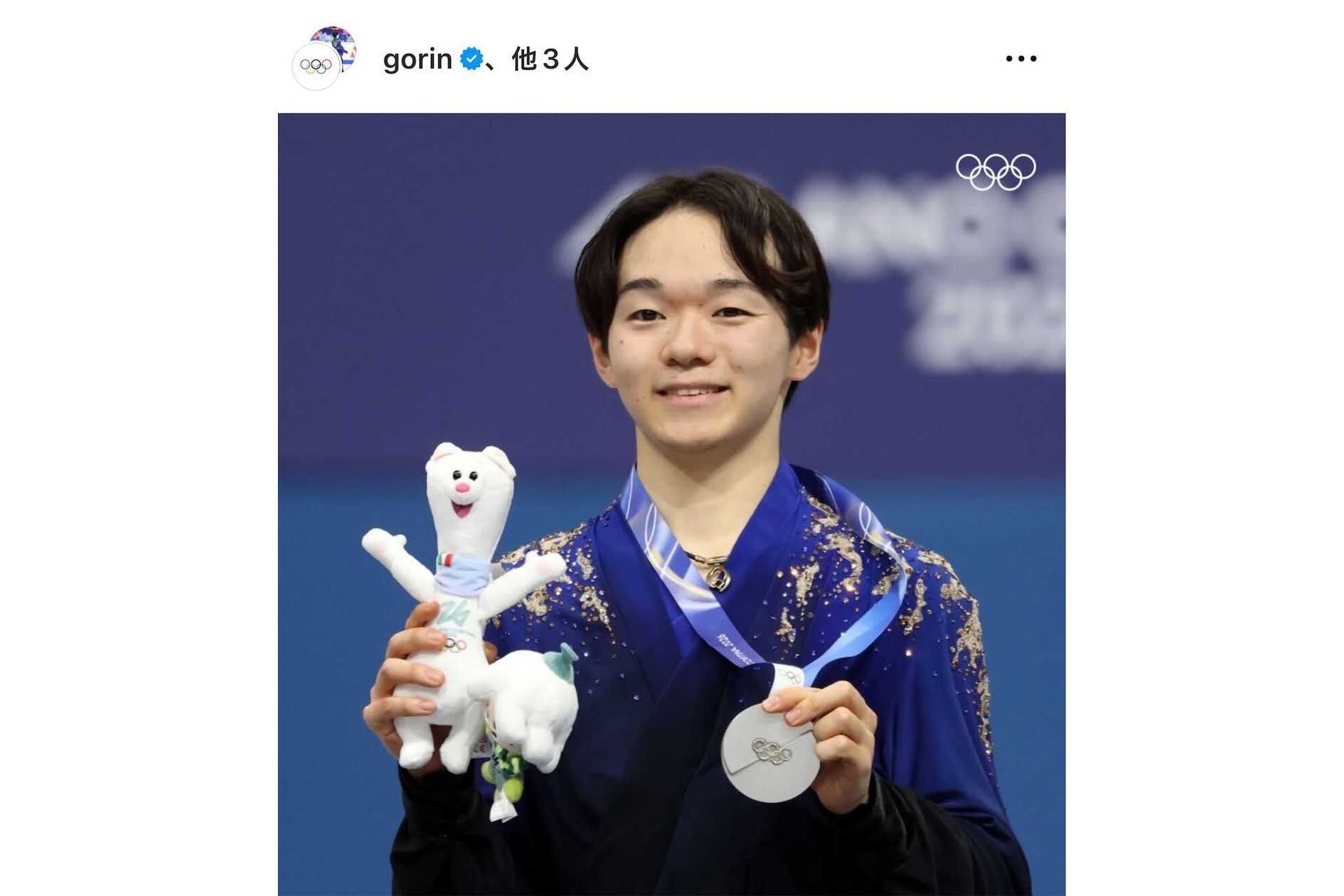 ミラノ・コルティナ冬季オリンピックの公式マスコットキャラクター『ティナ』を手にする鍵山優馬（IOC公式Xより）