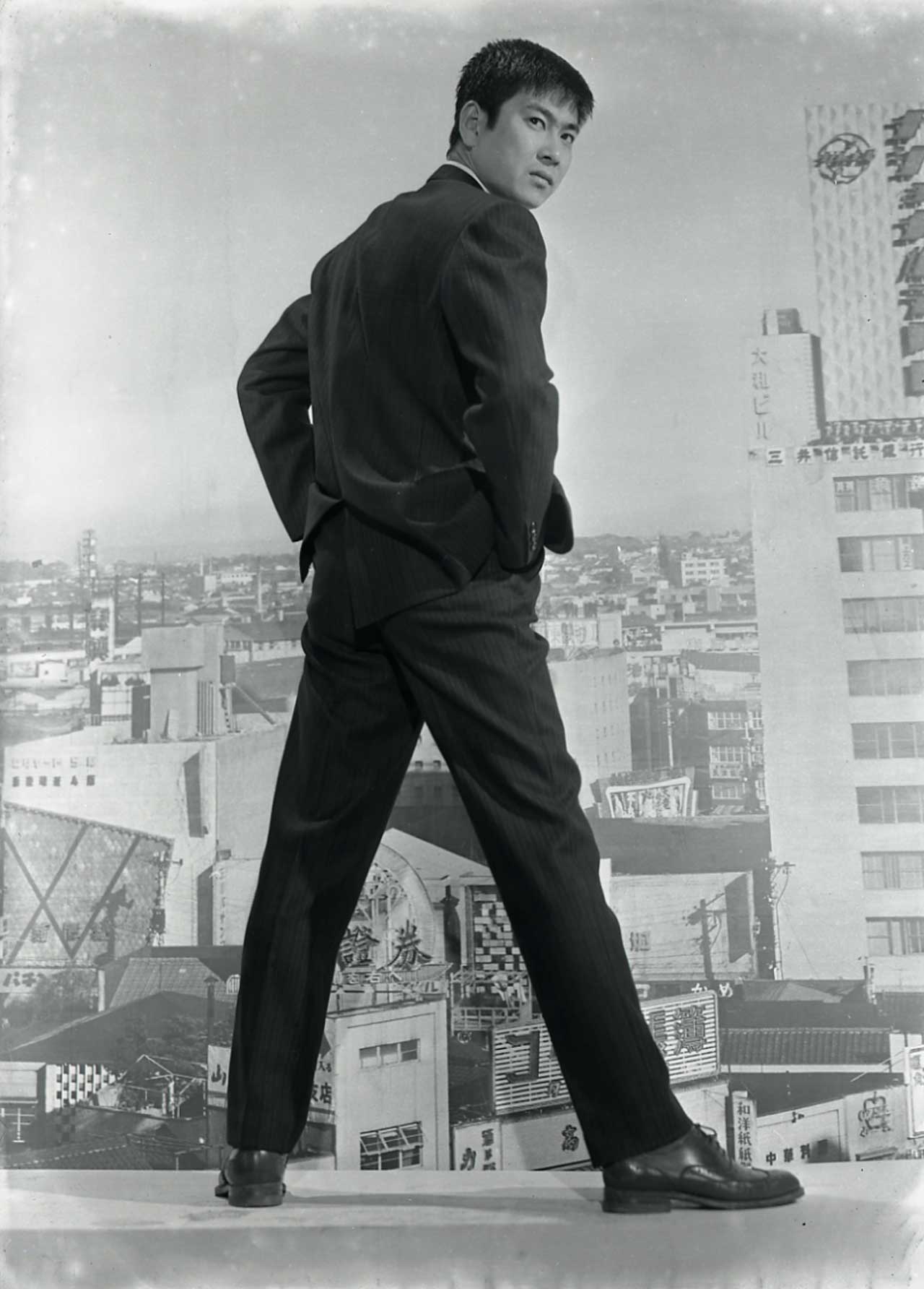 1960年、『天下を取る』のときの石原裕次郎さん。20代半ばとはとても思えぬ、このオーラ。長身にスラッと伸びた長い脚、少年のような笑顔にはみんなが憧れた　写真提供／日活、石原プロモーション