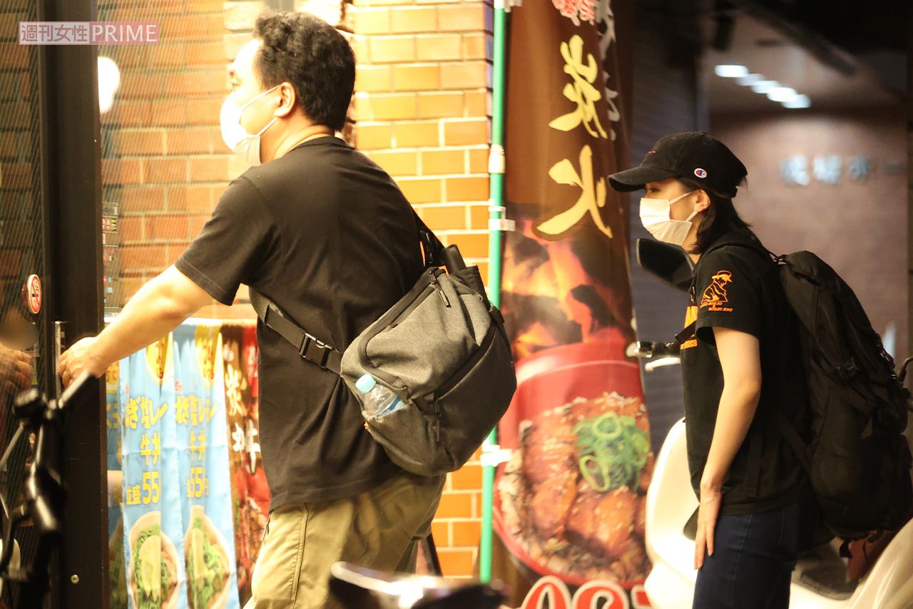 舞台後、橋本一郎と春木彩香は庶民的な飲食チェーン店で夕食を共にした